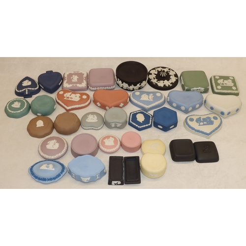 3024 - A quantity of various Wedgwood trinket boxes.