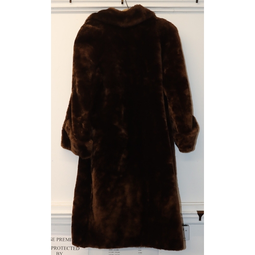 3030 - A full length ladies brown fur coat approx. size 10, 12cm long, shoulder to cuff, 60cm. (Stitching t... 