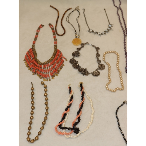 3036 - A quantity of various costume jewellery necklaces.