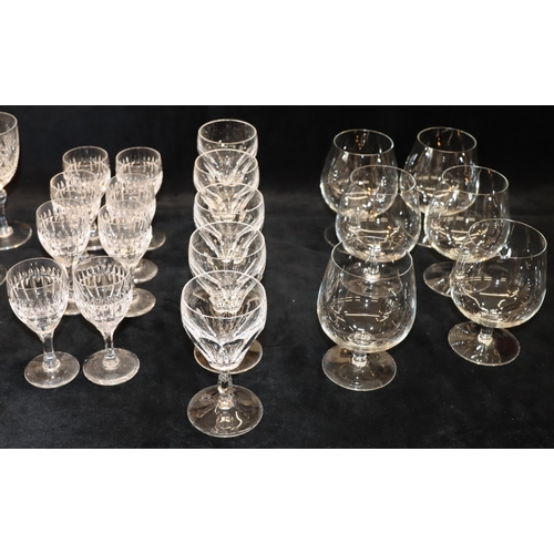 3043 - 10 cut crystal small wine glasses, 5 other wine glasses (1 chipped), various other glasses, a glass ... 