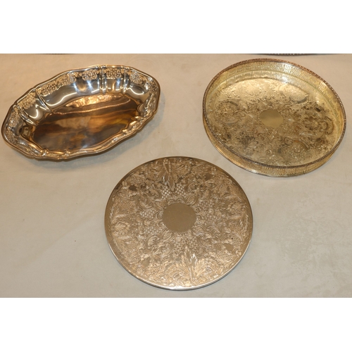 3053 - A silver-plated oval tray, 45.5cm x 29cm, another plated oval tray, 38.5cm x 24.5cm, a plated circul... 