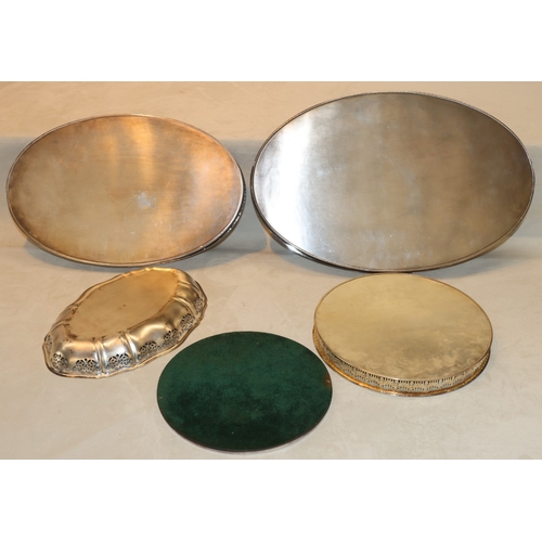 3053 - A silver-plated oval tray, 45.5cm x 29cm, another plated oval tray, 38.5cm x 24.5cm, a plated circul... 