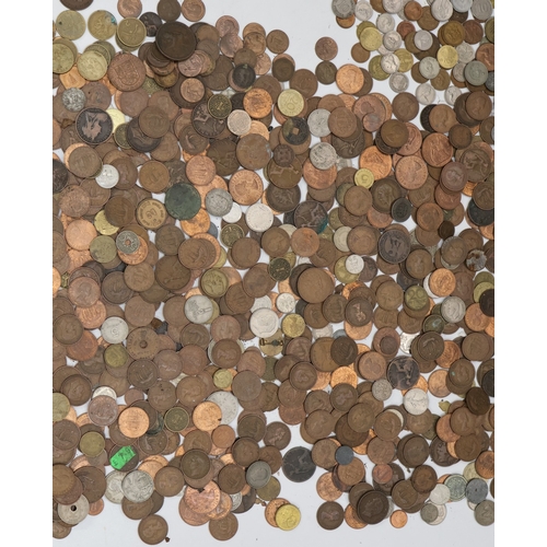 401 - A large quantity of various coins including copper Pennies, Half Pennies, Churchill Crowns etc.