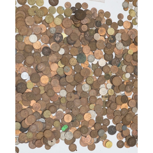 401 - A large quantity of various coins including copper Pennies, Half Pennies, Churchill Crowns etc.
