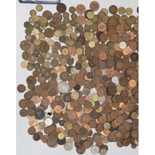 401 - A large quantity of various coins including copper Pennies, Half Pennies, Churchill Crowns etc.