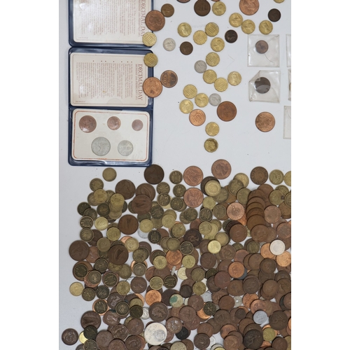 401 - A large quantity of various coins including copper Pennies, Half Pennies, Churchill Crowns etc.