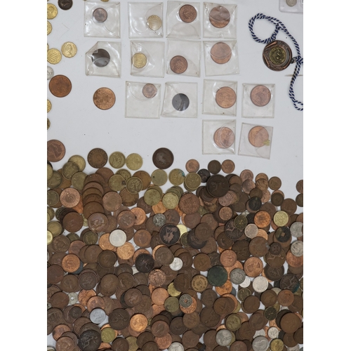 401 - A large quantity of various coins including copper Pennies, Half Pennies, Churchill Crowns etc.