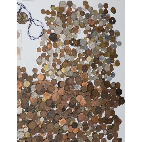 401 - A large quantity of various coins including copper Pennies, Half Pennies, Churchill Crowns etc.