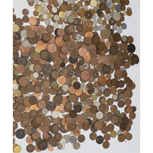 401 - A large quantity of various coins including copper Pennies, Half Pennies, Churchill Crowns etc.
