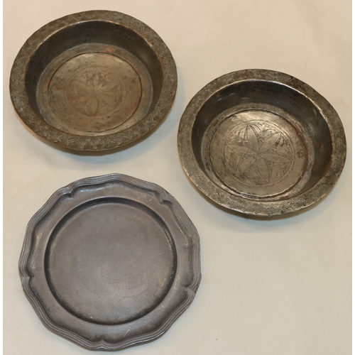 4048 - A quantity of various pewter tankards etc.