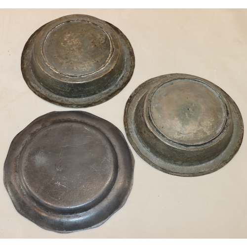 4048 - A quantity of various pewter tankards etc.