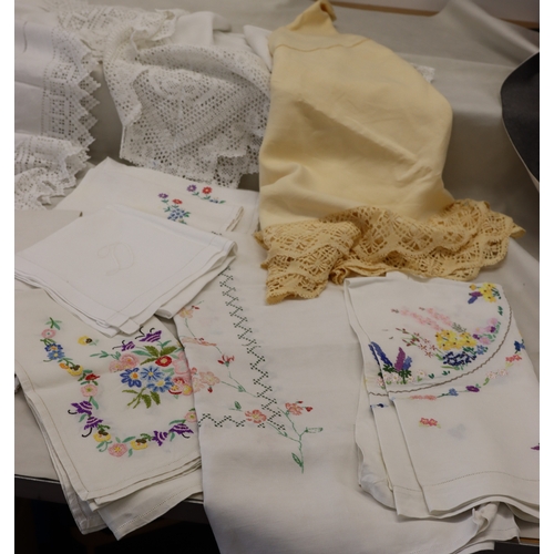 4079 - A quantity of various linen and cotton table cloths, napkins, lace etc.
