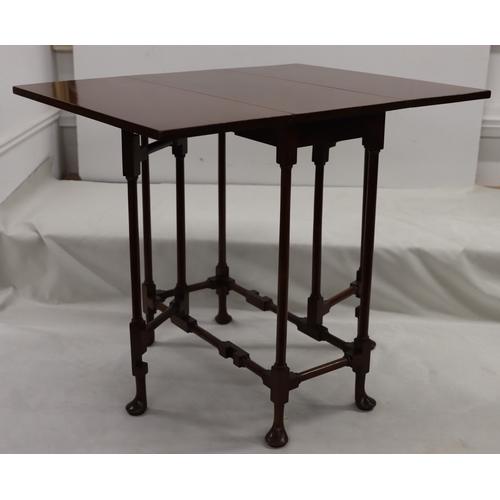 4090 - A mahogany Sutherland table, 70.5cm wide open, 27cm closed, 56cm deep, 61cm high.