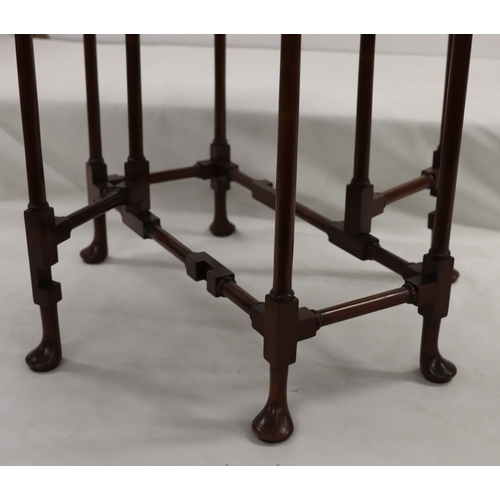 4090 - A mahogany Sutherland table, 70.5cm wide open, 27cm closed, 56cm deep, 61cm high.