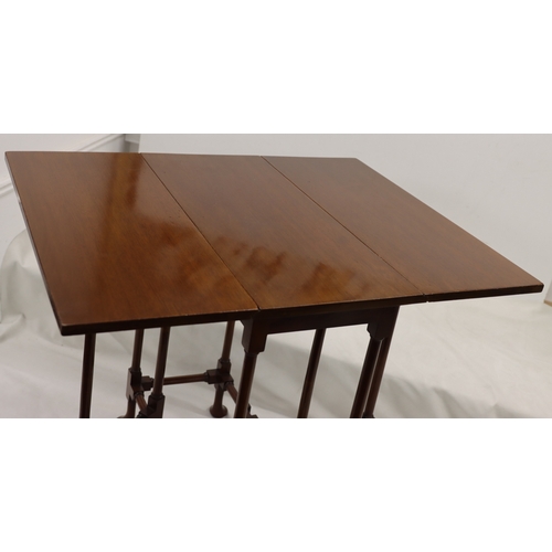 4090 - A mahogany Sutherland table, 70.5cm wide open, 27cm closed, 56cm deep, 61cm high.