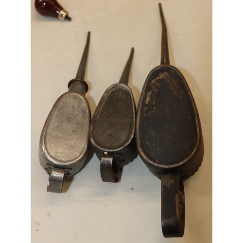 4104 - A Stanley hand drill No. 805, boxed and 3 vintage K oil cans.