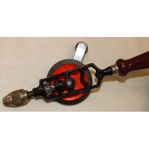 4104 - A Stanley hand drill No. 805, boxed and 3 vintage K oil cans.