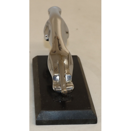 4107 - A modern car mascot style Jaguar on a marble plinth, 21cm long.