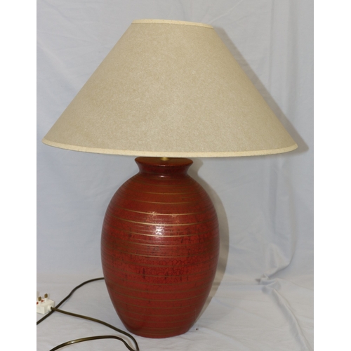 A modern lamp, 47cm high excluding shade.