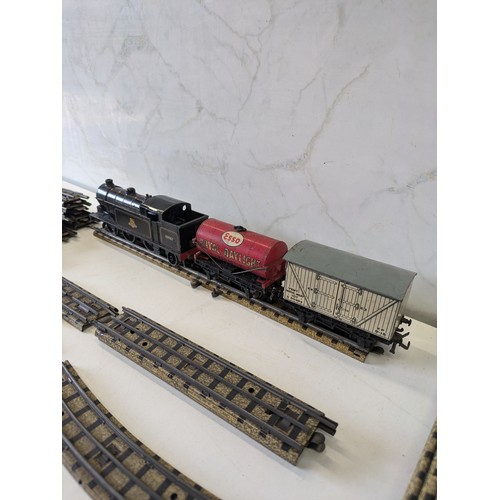 327 - Hornby Meccano Type Edl17 Locomotive With Esso Royal Daylight Paraffin Tanker & Track