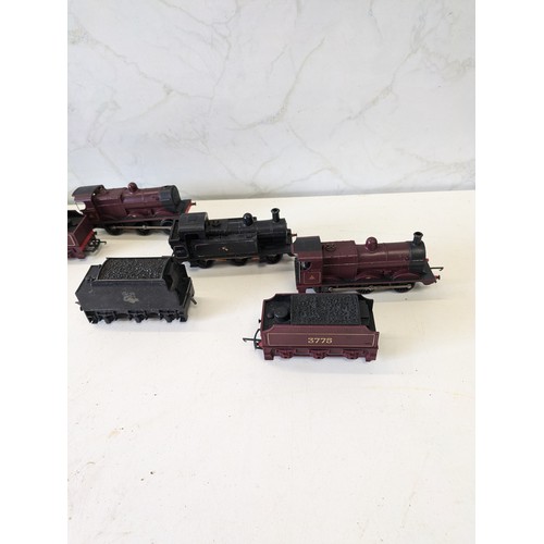 329 - A Selection Of 5 Various Tri-Ang And Hornby Locomotives