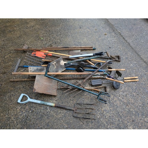 31 - A Selection Of Various Garden Tools