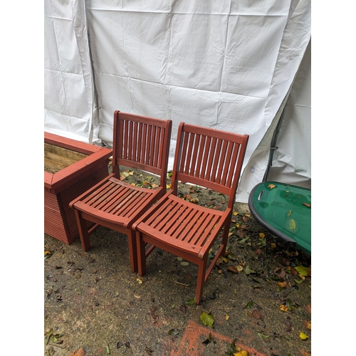 53 - A Garden Planter With 4 Chairs