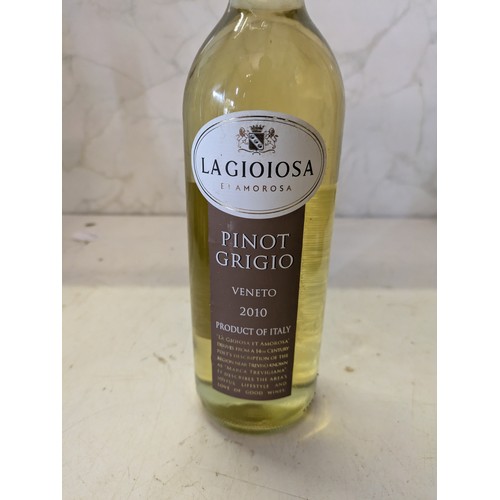 479 - a bottle of lagioiosa et amoroso Pinot grigio vento 2010 75cl