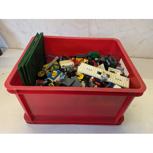 422 - a box containing a large quantity of Lego and Minifigures