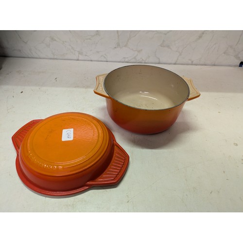 524 - a Le creuset sunburst casserole dish with lid