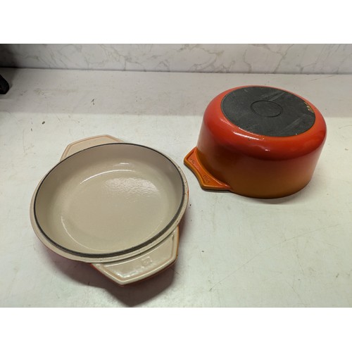 524 - a Le creuset sunburst casserole dish with lid