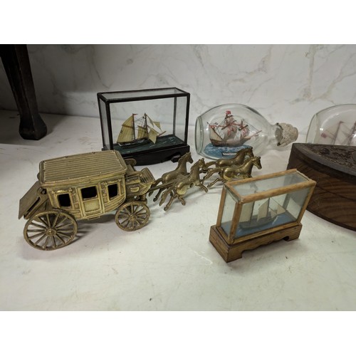 522 - a selection of trinkets including ships in bottles and a brass horse and carriage