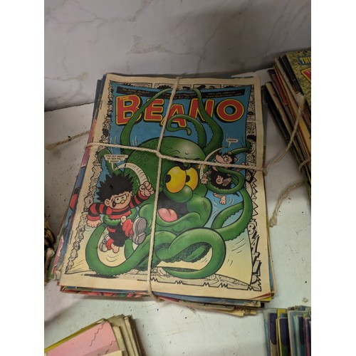 425 - a large selection of Beano magazines/comics