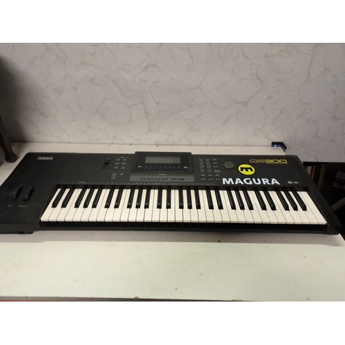 252 - Yamaha qs300 keyboard Synthesiser