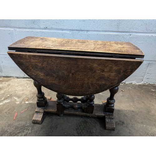 169 - An Antique Small Oval Drop Leaf Oak Coffee Table - approx 68x60x48cm