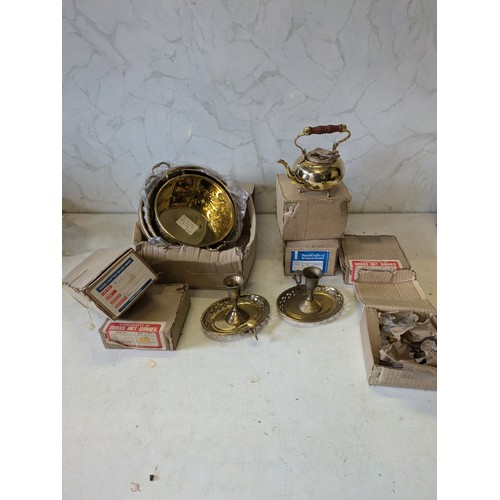 455 - a selection of brass art wares