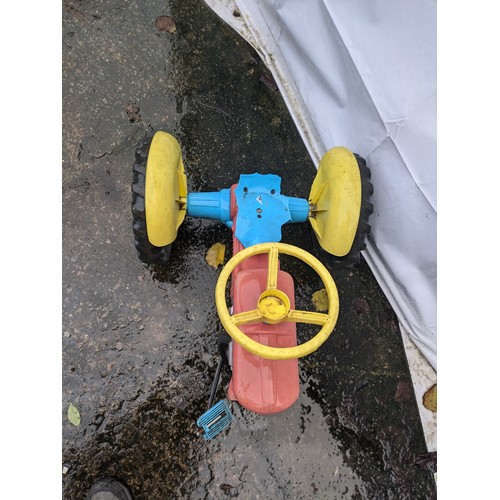 50 - Ride on toy tractor