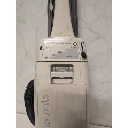 297 - a Panasonic MC-E553 Standing vacuum