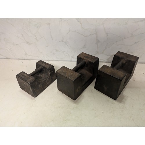 498 - a selection of 3 steel weights - 2 marked Avery - 2 20kg and one 10kg