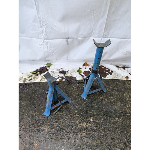 7 - a Pair of axle stands