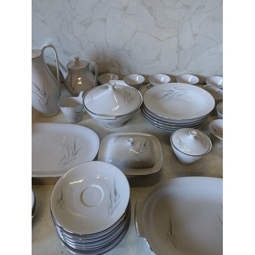 494 - a Bavarian crockery set containing dozens of porcelain pieces