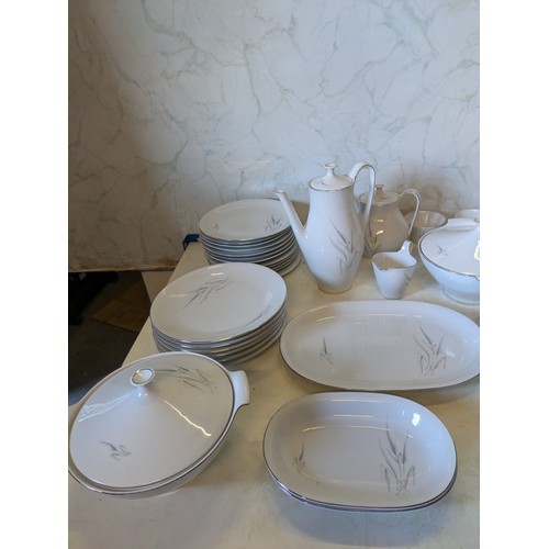 494 - a Bavarian crockery set containing dozens of porcelain pieces