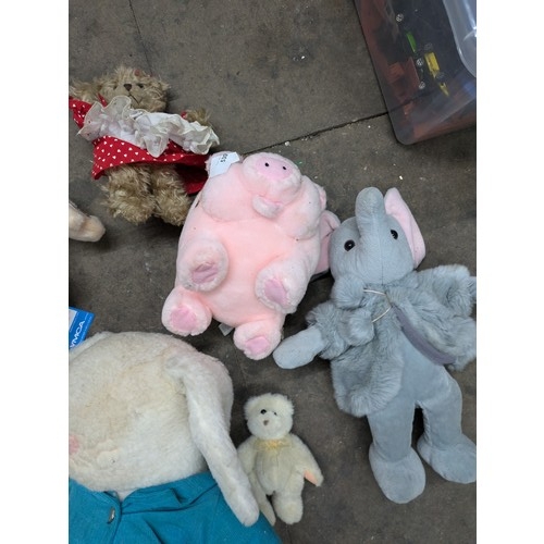 569 - A Selection Of Soft Toys