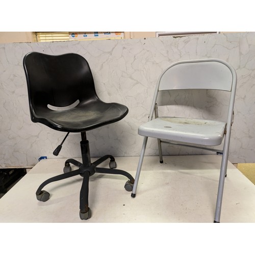 82 - a pair of chairs - rolling office chair and folding metal chair