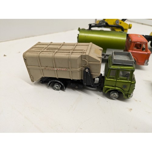 488 - A Selection Of 5 Dinky Die Cast Model Vehicles