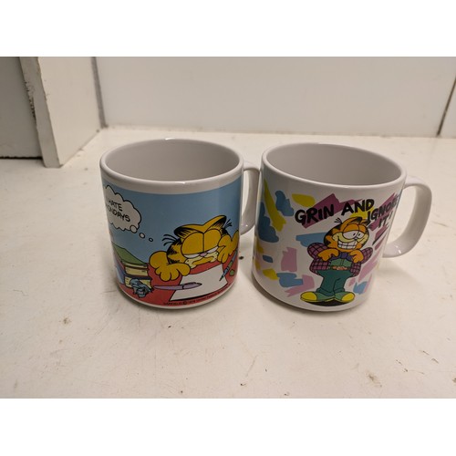 478 - A Pair Of 1978 United Feature Garfield Mugs And A 1978 Garfield Clock