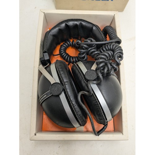 217 - Pioneer Se-305 Stereo Headphones In Original Box