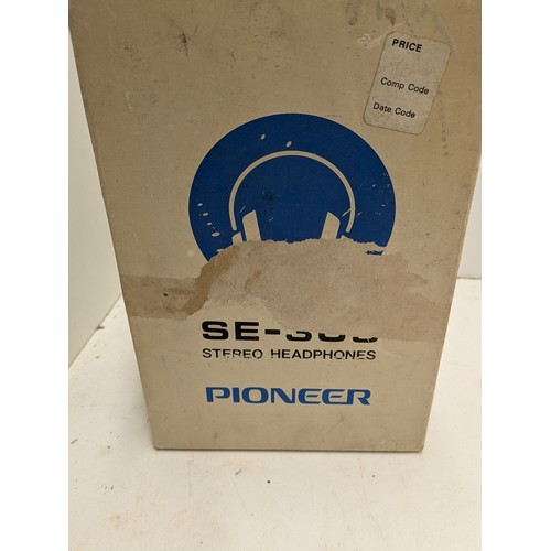 217 - Pioneer Se-305 Stereo Headphones In Original Box