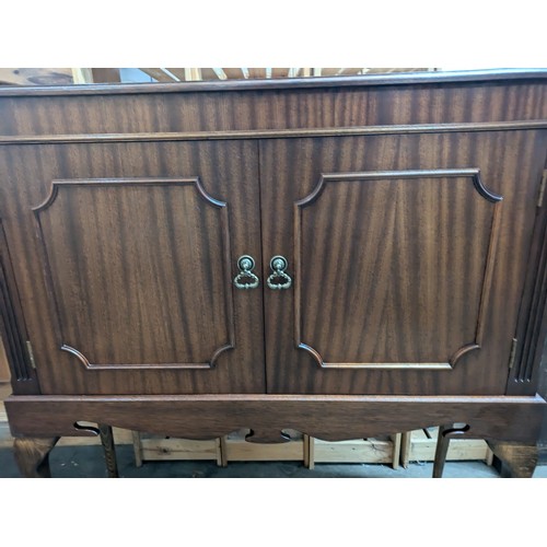 120 - A antique style side cabinet