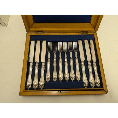 440 - A 6 Person Victorian Silver Plated Knife and Fork Set In a Wood Display case